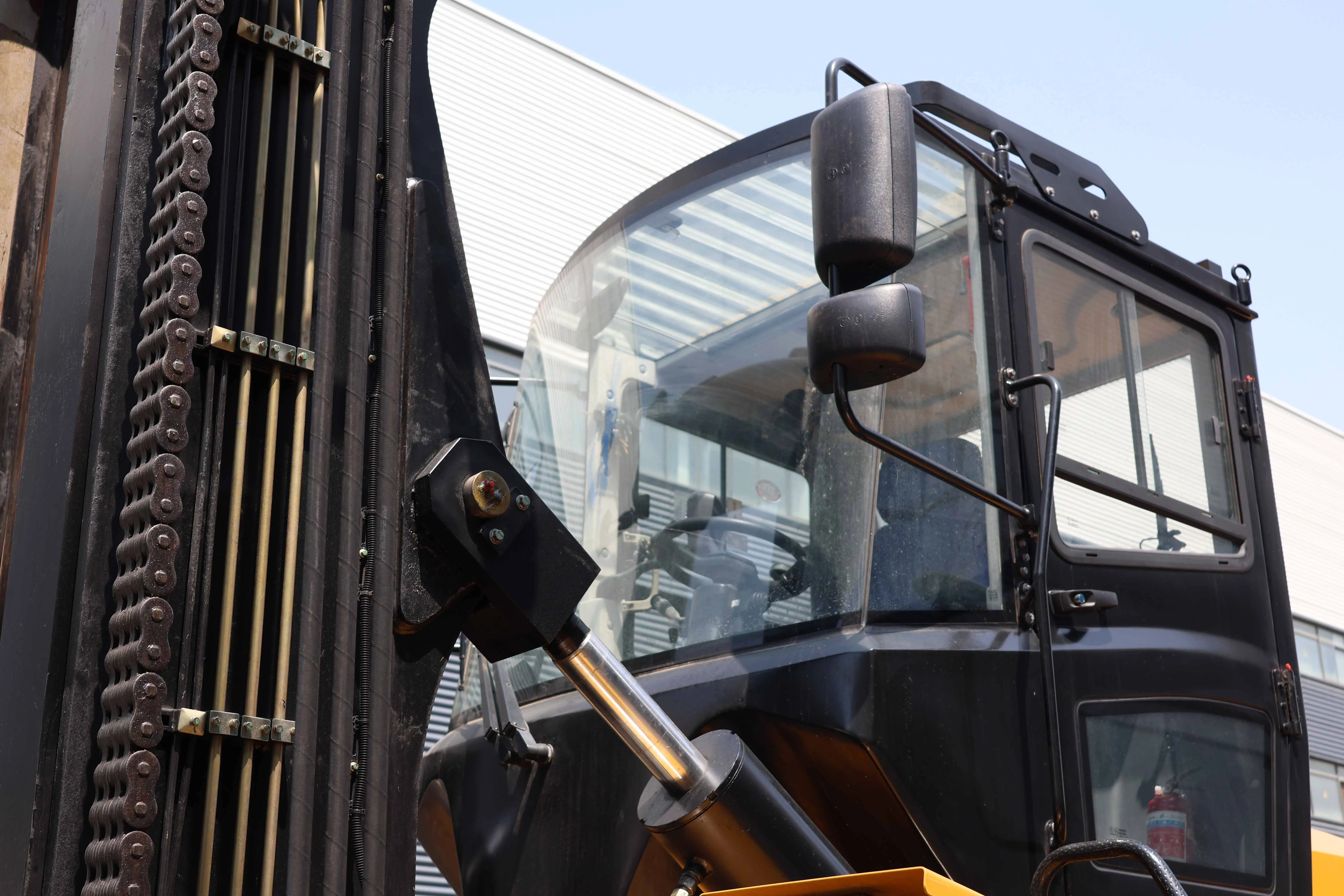 XCMG Official Xcf2512K New Diesel Forklift 25 Ton Pneumatic Tyre Outdoor Forklift Truck for Sale